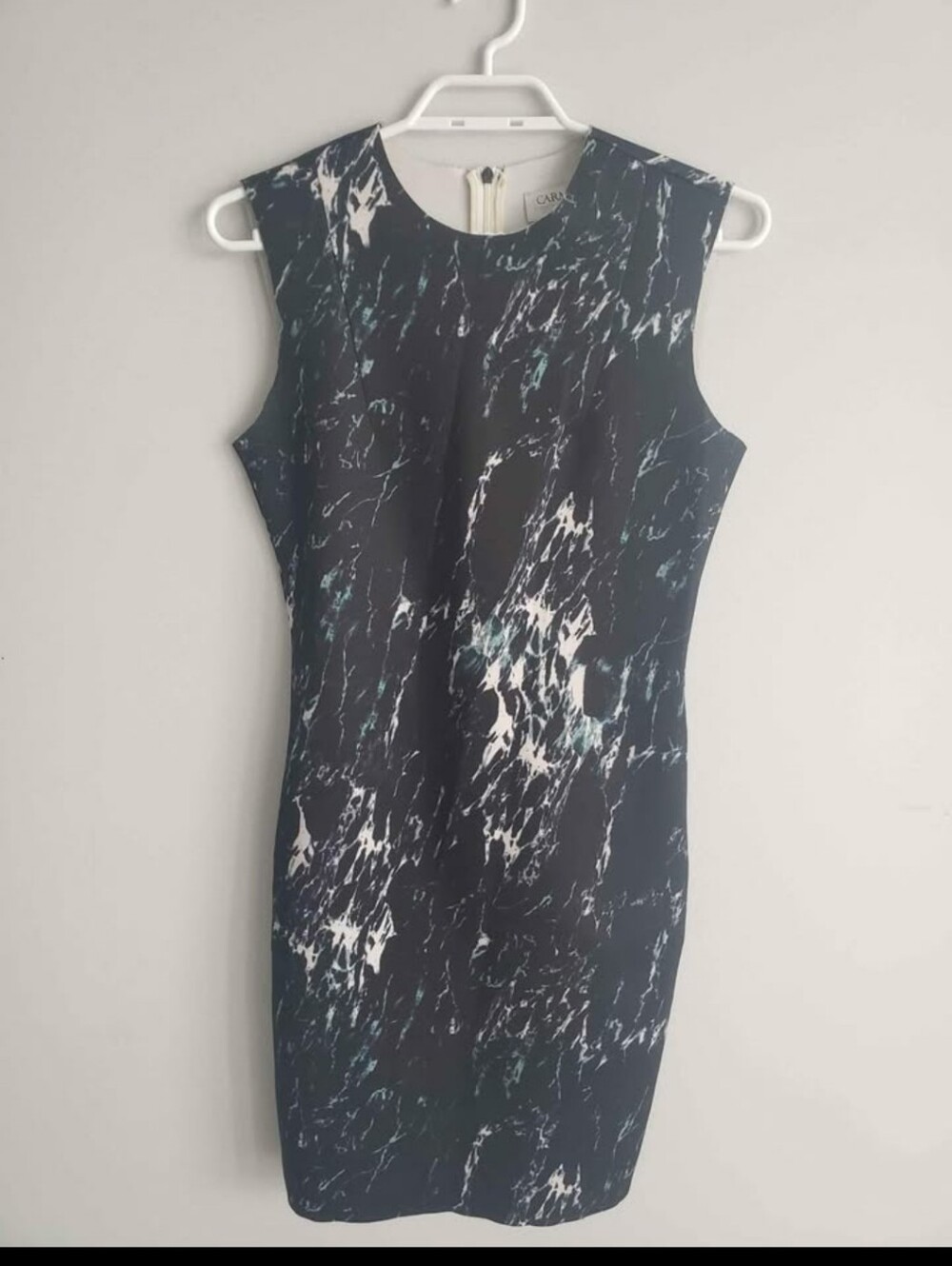 Carmen Marc Valvo Black and White Marble-Print Sleeveless Sheath Dress